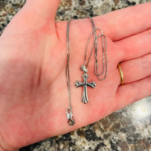 Beautiful 14K White Gold Crucifix Pendant & 1mm White Gold Box Chain - Picture 4 of 6